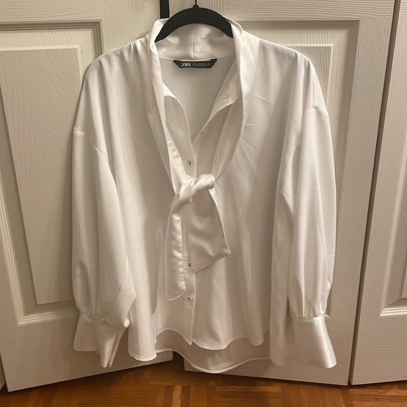 White blouse with ties - Picture 2 of 3